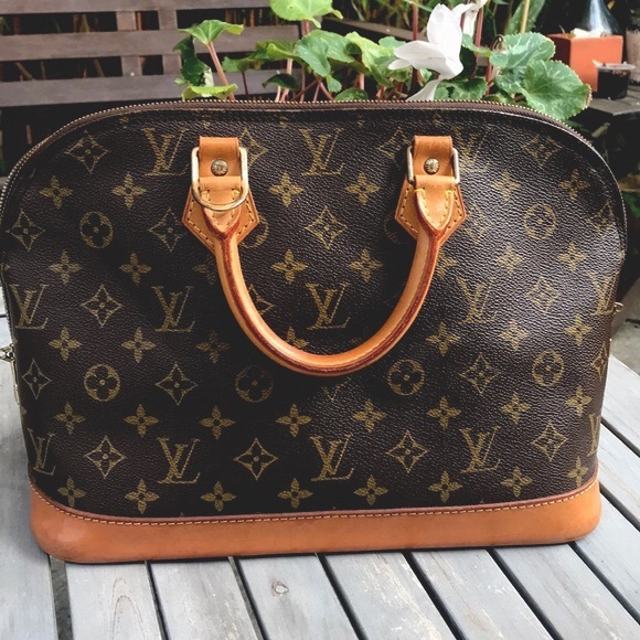 Louis Vuitton Alma in monogram canvas - Picture 6 of 15